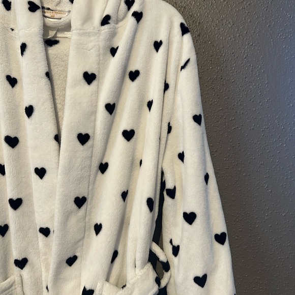 Pottery Barn Teen White Robe with Black Hearts - Picture 3 of 8
